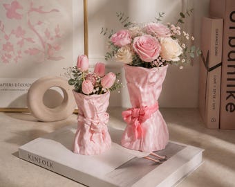 Jarrón con ramo rosa / Decoración con cinta coqueta / Estilo romántico y femenino para el escritorio