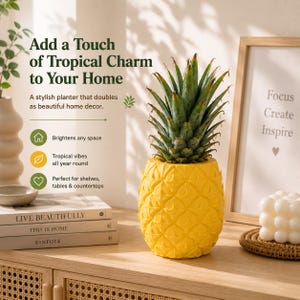 Könnte beinhalten: Ein leuchtend gelber, ananasförmiger Übertopf mit einer grünen Ananaspflanze. Der Text lautet: Add a Touch of Tropical Charm to Your Home, A stylish planter that doubles as beautiful home decor, Brightens any space, Tropical vibes all year round, Perfect for shelves, tables & countertops.