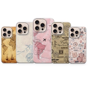 Può includere: Cinque cover per smartphone con motivi di viaggio. La prima mostra una mappa vintage con navi, la seconda un aereo con il testo where next, la terza una mappa rosa con un aereo, la quarta timbri di viaggio e nomi di città, la quinta dei bagagli.