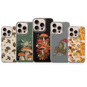 Könnte beinhalten: Fünf Smartphone-Hüllen mit verschiedenen Pilz- und Froschmotiven. Die Hüllen zeigen Muster aus braunen Pilzen, einen Frosch auf einem Pilz, eine Ansammlung roter Pilze, einen Frosch auf einem Baumstamm mit Pilz und ein buntes Pilzmuster.