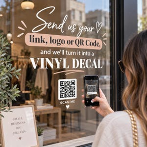 Puede incluir: Un adhesivo para ventana con texto en blanco y melocotón que dice: Send us your link, logo or QR Code, and we’ll turn it into a VINYL DECAL. Debajo hay un código QR en blanco y negro con el texto SCAN ME y un pequeño icono de corazón.