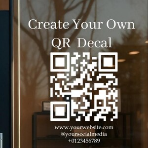 Puede incluir: Un adhesivo de vinilo blanco aplicado sobre una superficie de cristal con un gran código QR cuadrado. Sobre el código aparece el texto Create Your Own QR Decal. Debajo del código figuran www.yourwebsite.com, @yoursocialmedia y +0123456789.