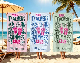 Könnte beinhalten: Drei rechteckige Strandtücher in Hellrosa, Weiß und Hellgrün. Jedes Handtuch zeigt den Text "TIRED TEACHERS SUMMER CLUB" mit Grafiken von Strandstuhl, Sonnenschirm, Sonne, Palme, Muschel, Flip-Flops und Getränken. Namen sind am unteren Rand aufgedruckt.
