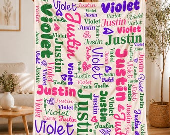 Könnte beinhalten: Eine cremefarbene Wohndecke mit einem sich wiederholenden Muster der Namen Justin und Violet in verschiedenen Schriftarten und Größen, gedruckt in leuchtenden Pink-, Lila- und Grüntönen, durchsetzt mit kleinen Herzumrissen.