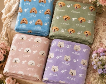 Könnte beinhalten: Vier gefaltete Fleecedecken in Blau, Grün, Rosa und Lila. Jede Decke zeigt ein wiederkehrendes Muster aus einem Hundegesicht, weißen Pfotenabdrücken und einem in Weiß gedruckten Namen: Luna, Winnie, Lucy oder Maisie.