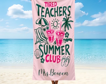 Könnte beinhalten: Ein hellrosa Strandtuch mit dunkelgrünen und leuchtend pinken Grafiken von einem Strandstuhl, Sonnenschirm, einer Palme, Sonnenbrille, Muscheln, Flip-Flops und zwei Getränken. Der Text lautet TIRED TEACHERS SUMMER CLUB und der Name Mrs. Bowen.