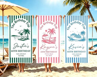 Könnte beinhalten: Drei Strandtücher mit vertikalen Streifen werden an einem Sandstrand gezeigt. Jedes Handtuch hat ein anderes Design: grün mit einer Strandszene, rosa mit einer Palme und blau mit einem Kreuzfahrtschiff. Der Text enthält Namen, Geburtstage und Orte.