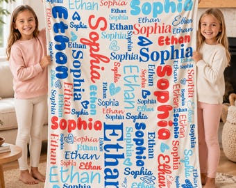 Könnte beinhalten: Eine weiße Wohndecke mit einem sich wiederholenden Muster der Namen Ethan und Sophia in verschiedenen Schriftarten und Größen, gedruckt in Rot, Dunkelblau und Hellblau, durchsetzt mit kleinen blauen Herzumrissen im Design.