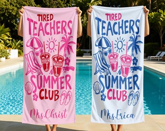 Könnte beinhalten: Zwei rechteckige Strandtücher, eines in Hellrosa und eines in Weiß, jeweils mit dem Text "TIRED TEACHERS SUMMER CLUB" in fetter Schrift. Das Design zeigt Illustrationen von Strandstuhl, Sonnenschirm, Sonne, Palme, Getränken und Flip-Flops.