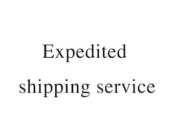Könnte beinhalten: Weißer Hintergrund mit dem Text "Expedited shipping service" in schwarzer Schriftart mit Serifen. Der Text ist zentriert und in zwei Zeilen angeordnet, mit "Expedited" oben und "shipping service" darunter.