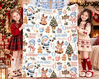 Könnte beinhalten: Eine weiße Fleecedecke mit einem weihnachtlichen Muster aus blau gekleideten Weihnachtsmännern, Rentieren, Schneemännern, Lebkuchenmännchen, Tannenbäumen und Geschenken, bedruckt mit dem Namen Olivia Grace.