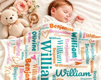 Könnte beinhalten: Eine weiße Babydecke mit einem sich wiederholenden Muster aus den Namen William, Benjamin und Olivine in türkiser, orangefarbener und pinker Typografie, durchsetzt mit kleinen Herzsymbolen, neben einem Teddybären und Blumen.