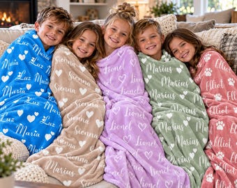 Könnte beinhalten: Fünf weiche Fleecedecken in Blau, Beige, Lavendel, Salbeigrün und Altrosa, jeweils personalisiert mit einem wiederholten Namen und weißen Herz- oder Pfotenmotiven. Die Decken liegen über fünf Kindern, die nebeneinander sitzen.