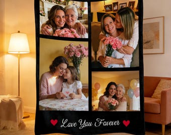 Könnte beinhalten: Schwarze Fleece-Decke mit vier Familienfotos. Die Decke hat einen schwarzen Rand und die Worte "Love You Forever" in weißer Schrift mit roten Herzakzenten. Die Fotos zeigen eine Vielzahl von Familienmitgliedern.