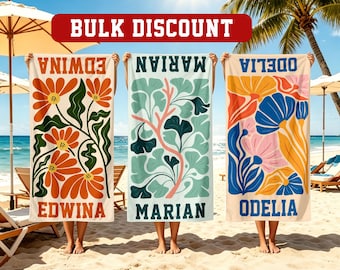 Könnte beinhalten: Drei rechteckige Strandtücher mit Blumen- und Pflanzenmotiven, auf denen die Namen EDWINA, MARIAN und ODELIA in fetten Blockbuchstaben gedruckt sind. Die Tücher zeigen lebendige grafische Designs in Orange, Grün, Blau, Pink und Gelb.