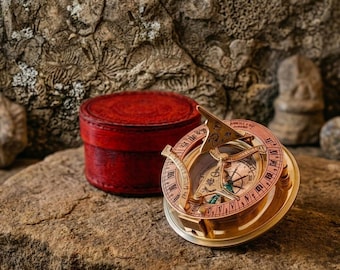 Brújula de sol de latón antiguo con estuche de cuero repujado – Decoración náutica para escritorio