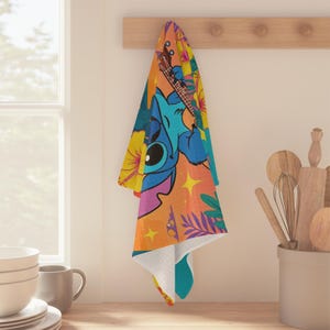 Paño de cocina de microfibra personalizado de Disney Stitch con diseño de ukelele hawaiano, ideal para la cocina o la playa, 16x25 pulgadas. imagen 2