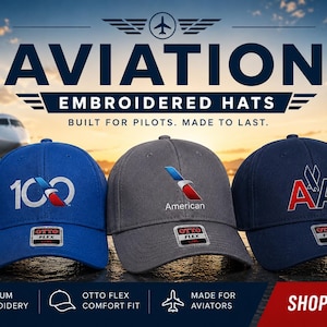 Op de afbeelding: Drie baseballpetten in blauw, grijs en marineblauw, elk voorzien van geborduurde luchtvaartlogo's en een Otto Flex-sticker op de klep. De tekst luidt AVIATION EMBROIDERED HATS, BUILT FOR PILOTS. MADE TO LAST., PREMIUM EMBROIDERY, OTTO FLEX COMFORT FIT, MADE FOR AVIATORS en SHOP NOW.