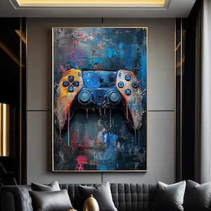 Può includere: Un'opera d'arte murale rettangolare verticale che raffigura un controller per videogiochi stilizzato. Il controller è reso con un'estetica vissuta con schizzi di vernice blu, arancione e bianca su uno sfondo scuro e strutturato.