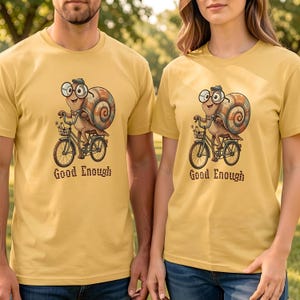 自転車に乗ったカタツムリのTシャツ｜カタツムリのスローライフイラスト｜「これで十分」Tシャツ｜ギルダンTシャツ