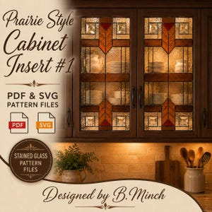 Peut inclure: Un ensemble de fichiers de conception numérique intitulé Prairie Style Cabinet Insert #1, avec des icônes PDF et SVG. L'image montre des armoires de cuisine en bois foncé avec des inserts en vitrail aux motifs géométriques ambrés et clairs.