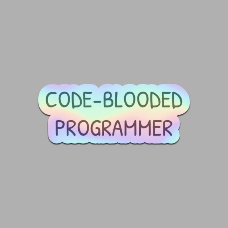 Peut inclure: Un autocollant holographique avec le texte "CODE-BLOODED PROGRAMMER" en noir, soulign&eacute; d'un d&eacute;grad&eacute; arc-en-ciel. L'autocollant a une forme rectangulaire arrondie et est pos&eacute; sur un fond gris.