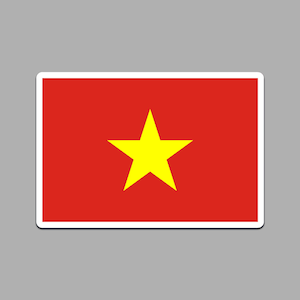 Op de afbeelding: Een rechthoekige sticker met de vlag van Vietnam. De vlag heeft een effen rode achtergrond met een grote gele vijfpuntige ster in het midden. De sticker heeft een witte rand en is geplaatst tegen een grijze achtergrond.