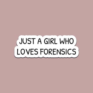 Op de afbeelding: Een witte sticker met zwarte tekst: "JUST A GIRL WHO LOVES FORENSICS" op een lichtbruine achtergrond. De tekst is vetgedrukt en schreefloos.