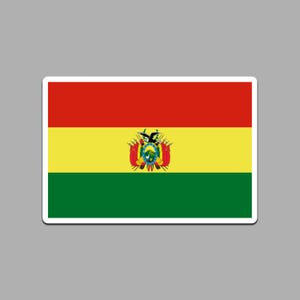 Puede incluir: Una pegatina rectangular con la bandera de Bolivia. La bandera tiene tres franjas horizontales: roja en la parte superior, amarilla en el medio y verde en la parte inferior. El escudo de armas boliviano está centrado en la franja amarilla.