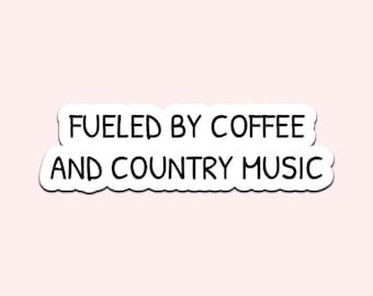 Może przedstawiać: Biała naklejka z czarną obwódką i napisem "Fueled by Coffee and Country Music" czarną, pogrubioną czcionką. Naklejka znajduje się na jasnoróżowym tle.