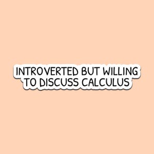 Könnte beinhalten: Ein weißer Aufkleber mit dem Text "INTROVERTED BUT WILLING TO DISCUSS CALCULUS" in Schwarz, vor einem pfirsichfarbenen Hintergrund. Der Aufkleber hat einen abgerundeten Rand.