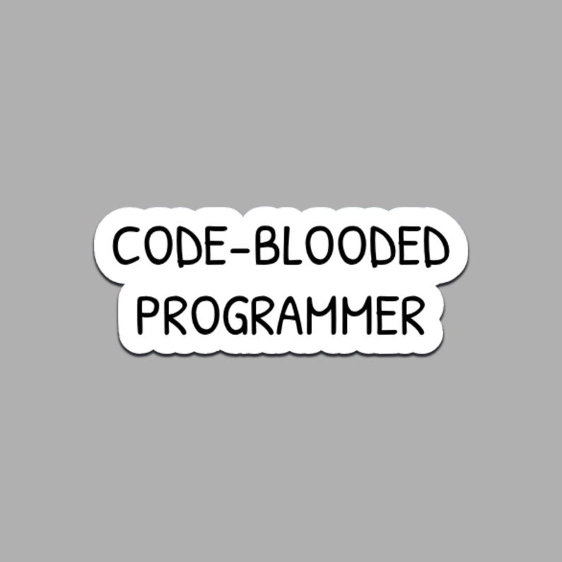 Peut inclure: Un autocollant blanc avec le texte "CODE-BLOODED PROGRAMMER" en noir, police sans-serif. L'autocollant a une bordure blanche et est plac&eacute; sur un fond gris. Le texte est en gras, facile &agrave; lire.
