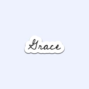 Può includere: Un adesivo bianco con un bordo nero e la parola "Grace" in un carattere scritto a mano. L'adesivo ha la forma di una nuvola ed è posto su uno sfondo azzurro.