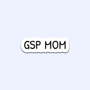 Puede incluir: Una pegatina blanca con borde festoneado, con el texto negro "GSP MOM". El diseño es limpio y sencillo, adecuado para personalizar objetos o mostrar apoyo a los Bracos Alemanes.