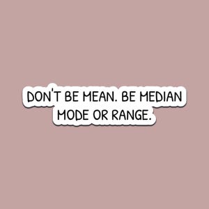 以下が含まれることがあります： 「DON'T BE MEAN. BE MEDIAN MODE OR RANGE」と書かれた黒い文字の白いステッカー。ステッカーは白い縁取りがあり、くすんだピンク色の背景に配置されています。