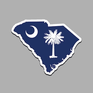 Könnte beinhalten: Aufkleber in Form des Bundesstaates South Carolina, mit marineblauem Hintergrund, weißem Halbmond und weißer Palmetto-Palme. Der Aufkleber hat einen weißen Rand.