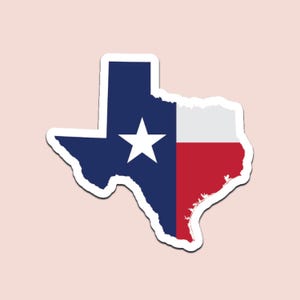 Könnte beinhalten: Ein Aufkleber in Form des Bundesstaates Texas mit dem Design der Texas-Flagge. Die linke Seite ist dunkelblau mit einem weißen Stern, die rechte Seite ist rot und weiß. Der Aufkleber hat einen weißen Rand und ist vor einem hellrosa Hintergrund platziert.