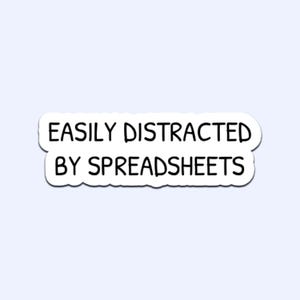 以下が含まれることがあります： 黒い縁取りのある白いステッカーで、手書き風のフォントで「EASILY DISTRACTED BY SPREADSHEETS」というテキストが黒色で書かれています。ステッカーは波状の雲のような形をしています。