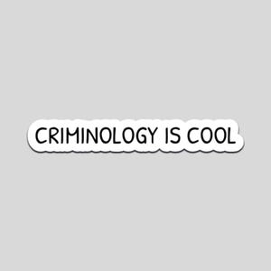 Op de afbeelding: Een witte sticker met de tekst "CRIMINOLOGY IS COOL" in zwarte, schreefloze letters. De tekst is gecentreerd en omlijst door een witte, golvende rand, tegen een grijze achtergrond.