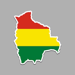 Puede incluir: Una pegatina con la forma de Bolivia, que muestra la bandera del país. El diseño de la bandera incluye franjas horizontales rojas, amarillas y verdes. La pegatina tiene un borde blanco y está sobre un fondo gris.
