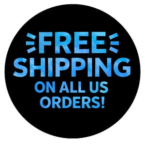 Peut inclure: Un autocollant rond noir avec les mots "FREE SHIPPING" en grandes lettres bleu clair, de style aquarelle. En dessous, un texte plus petit indique "ON ALL US ORDERS!"