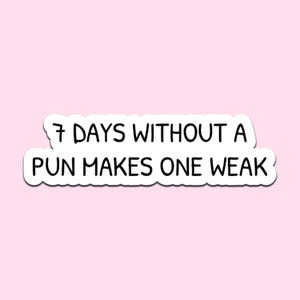 Op de afbeelding: Een witte sticker met zwarte tekst op een lichtroze achtergrond. De tekst luidt "7 DAYS WITHOUT A PUN MAKES ONE WEAK". De sticker heeft een afgeronde, geschulpte rand.