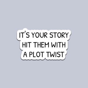 Det är din berättelse "Hit Them With A Plot Twist"-klistermärke – Motiverande skrivcitat, vinyldekal