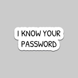 以下が含まれることがあります： 黒い縁取りのある白いステッカーで、太字のサンセリフ体で「I KNOW YOUR PASSWORD」というテキストが書かれています。ステッカーは丸みを帯びた雲のような形で、灰色の背景に配置されています。