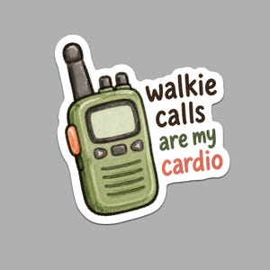 Puede incluir: Adhesivo verde de walkie-talkie con el texto "walkie calls are my cardio". La pegatina presenta una ilustración de estilo acuarela de un walkie-talkie con antena negra y botón naranja.