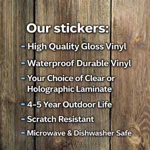 Peut inclure: Fond en bois avec du texte blanc indiquant les caract&eacute;ristiques des autocollants : Vinyle brillant de haute qualit&eacute;, Vinyle durable imperm&eacute;able, Stratifi&eacute; clair ou holographique, 4-5 ans de dur&eacute;e de vie en ext&eacute;rieur, R&eacute;sistant aux rayures et Compatible micro-ondes et lave-vaisselle.