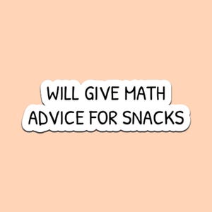 Könnte beinhalten: Ein weißer Aufkleber mit schwarzem Text: „WILL GIVE MATH ADVICE FOR SNACKS“ auf pfirsichfarbenem Hintergrund. Der Text ist fett und ohne Serifen. Der Aufkleber hat einen weißen Rand mit gewelltem Rand.