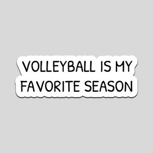 Puede incluir: Una pegatina blanca con el texto "VOLLEYBALL IS MY FAVORITE SEASON" en negro, con fuente sans-serif. El texto está dispuesto en dos líneas. El diseño es simple y limpio, adecuado para diversas aplicaciones.