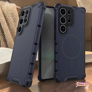 Puede incluir: Fundas de teléfono azul marino con un diseño robusto. Las fundas presentan un marco protector con esquinas reforzadas y un área de carga magnética circular. Diseñadas para un teléfono inteligente con múltiples lentes de cámara.