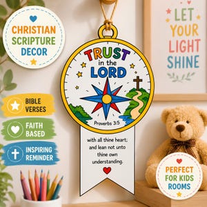Peut inclure: Une décoration murale circulaire en bois avec une boussole colorée, une croix sur une colline et le texte "TRUST in the LORD Proverbs 3:5". Sous le cercle, une bannière blanche affiche le texte "with all thine heart; and lean not unto thine own understanding." avec une petite icône de cœur rouge.